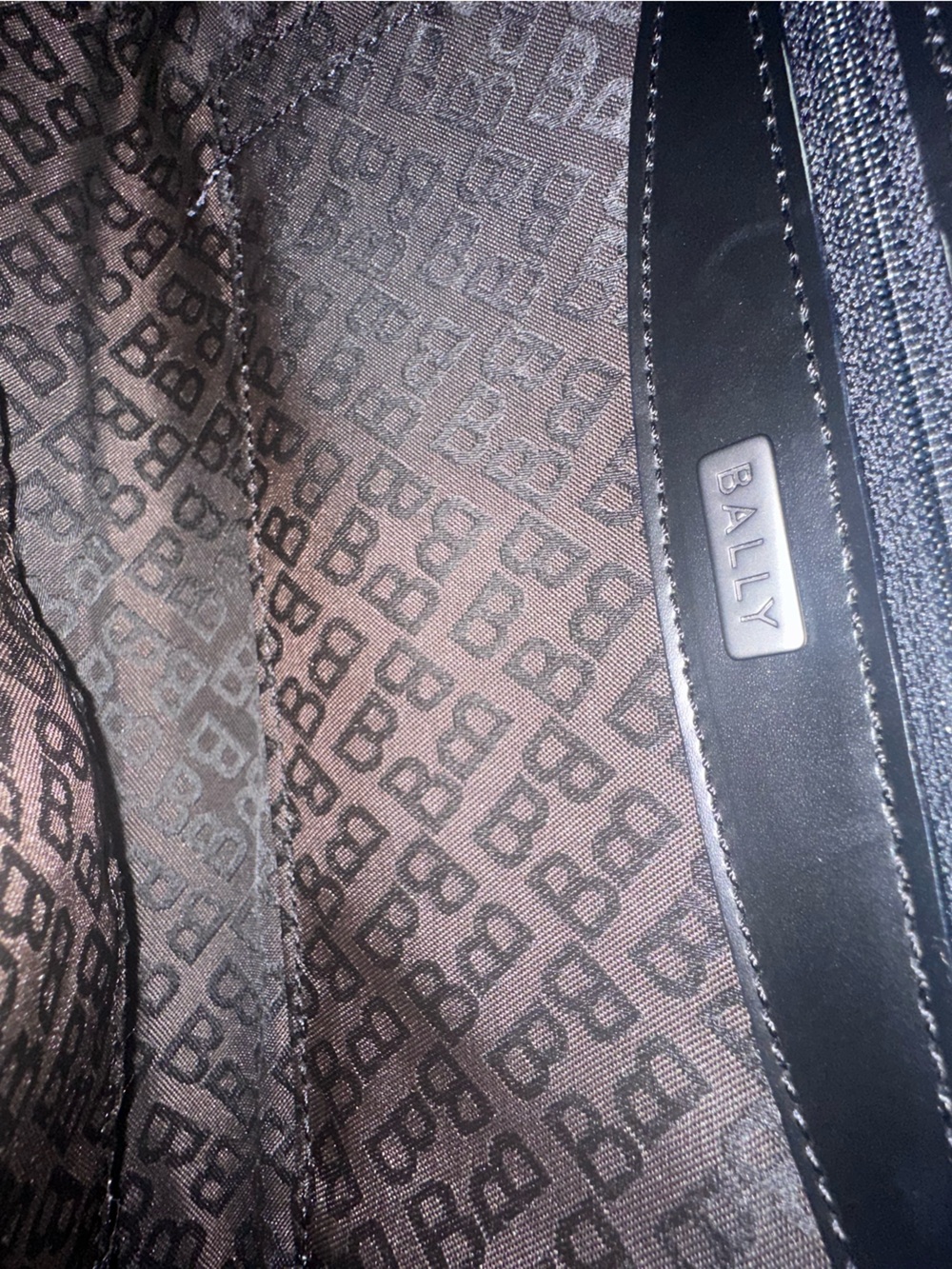 Bally Canvas & Leather Shoulder Bag | Made in Italy | Quiet Luxury | Vintage - Picture 10 of 14